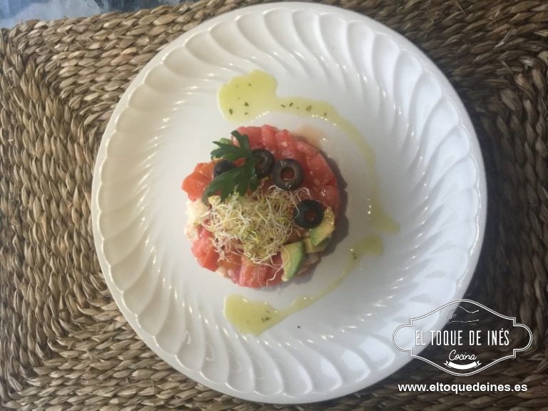 Coger el aceite de albahaca, repartir una cucharada o dos en cada timbal, poner los terminados encima y las aceitunas negras en rodajas (al gusto de cada uno la cantidad).